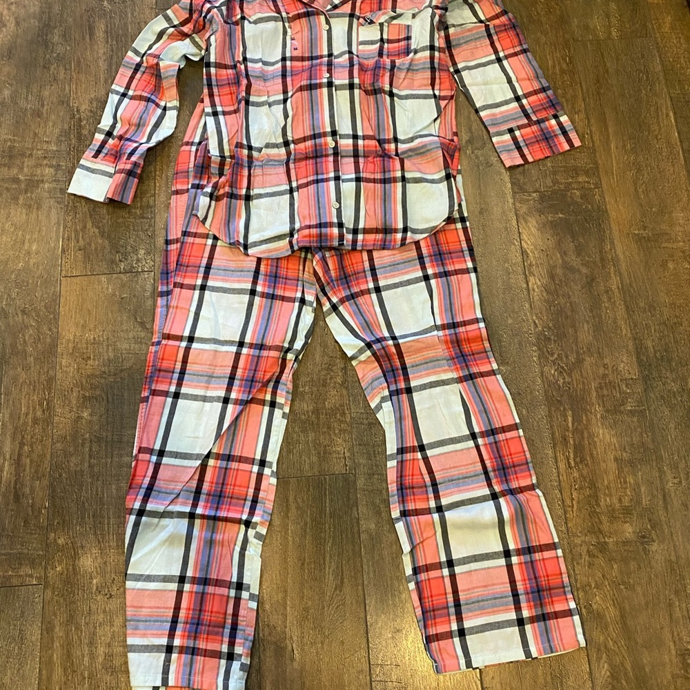 NWT Victoria Secret pajama set. Size M Long.